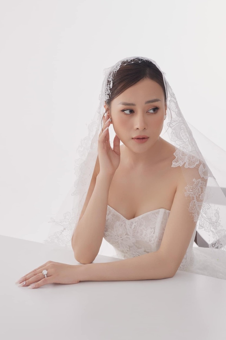 Vừa trở về từ Nhật Bản trong chuyến công tác kết hợp nghỉ dưỡng cùng chồng, nữ diễn viên Hương vị tình thân chia sẻ loạt ảnh cô dâu cực quyến rũ trên trang cá nhân, khoe sắc vóc hoàn hảo ở tuổi 34. Cách đây vài ngày, khi livestream từ Nhật, Phương Oanh cho biết cô mang thai đôi nhờ phương pháp thụ tinh trong ống nghiệm và hiện sức khoẻ đã ổn định, không còn ốm nghén ở tháng thứ 4 thai kỳ. (Theo: Vietnamnet)