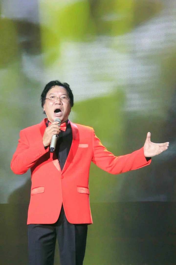 NSƯT Ngọc Khang là một trong số 77 nghệ sỹ vừa được phong tặng danh hiệu NSND, theo quyết định 724/QĐ-CTN do Chủ tịch nước ký ngày 22/6/2023. Nghệ sỹ Ngọc Khang cho biết đây là niềm vinh dự, hạnh phúc lớn: "Mỗi người nghệ sỹ nói chung và cá nhân tôi nói riêng khi nhận danh hiệu này đều cảm thấy rất vinh dự. Danh hiệu NSND là phần thưởng cao quý nhất, là sự ghi nhận của nhân dân và Nhà nước đối với những năm tháng miệt mài, cống hiến cho nền nghệ thuật nước nhà. Phần thưởng này có ý nghĩa lớn lao trong sự nghiệp, đánh dấu một chặng đường cống hiến. Ngày hôm nay được nhận phần thưởng đó, tôi thấy rất hạnh phúc và tự hào”. (Nguồn: VTC News)