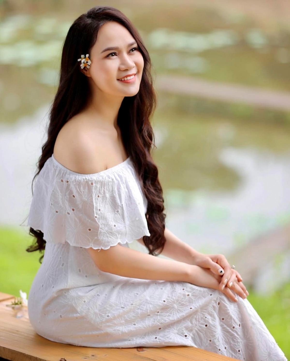 Mai Hoa từng trải lòng: "Nếu tính các bộ phim truyền hình dài tập, thường xuyên phát sóng thì tôi hát khoảng hơn chục bộ phim. Còn những phim truyện nhựa, phim ngắn tập, vở kịch trên sân khấu, tôi cũng hát rất nhiều. Tôi cảm thấy rất vinh dự, ý nghĩa và trân trọng khi được khán giả gọi là "nữ hoàng nhạc phim" và cố gắng giữ hình ảnh tốt trong mắt khán giả".