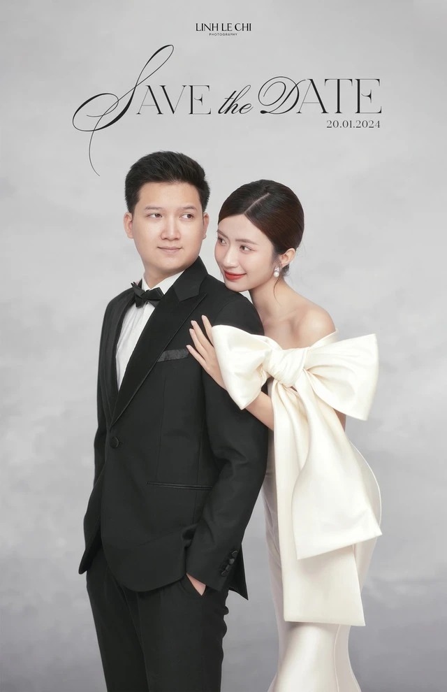 Mới đây, trên trang cá nhân của Ngọc Huyền xuất hiện ảnh cưới của cô và chồng. Đó là một người đàn ông khá chững chạc và theo như chia sẻ ngắn gọn của "Vân ba chấm", chồng cô không làm nghệ thuật: "Tôi rất thích những người trưởng thành, có thể hơn tuổi để bảo vệ và che chở cho tôi và người như vậy không liên quan đến độ tuổi. Có những người còn trẻ nhưng họ chững chạc về tư duy và tâm hồn. Ở anh ấy tôi thấy sự chân thành và văn minh". Nhiều khán giả, bạn bè đã vào trang cá nhân để chúc mừng Ngọc Huyền và khen họ rất đẹp đôi. Trước đó vào giữa tháng 12, diễn viên sinh 1999 chỉ úp mở một tấm hình trên trang cá nhân trong bộ váy trắng cô dâu đơn giản và xác nhận sắp kết hôn. Hôn lễ của Ngọc Huyền dự kiến sẽ diễn ra vào tháng 1/2024. (Theo: Thanh Niên)
