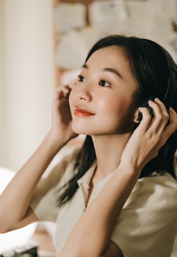 Diễn viên Hoàng Hà tự nhận mình là người kỹ tính và mắc chứng rối loạn ám ảnh cưỡng chế. Cô nói mình không yêu nhiều và thuộc tuýp người rất gìn giữ chuyện cá nhân. (Theo: Vietnamnet)