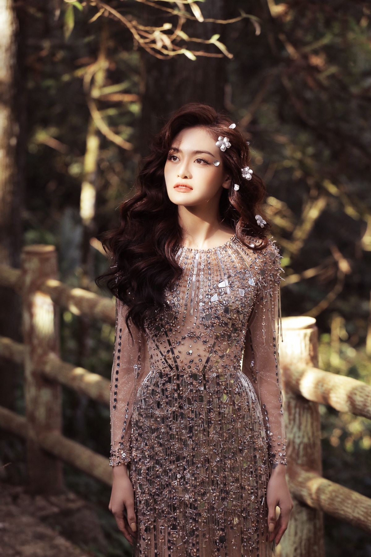 "Hai chúng tôi chơi khá thân với nhau trong nhiều năm nhưng lại không có cơ hội làm việc, mãi đến bây giờ mới có duyên. Có lẽ đây là thời điểm thích hợp bởi tôi nhận ra Thùy Anh đang ở độ chín về nhan sắc, thần thái; vừa có nét trong trẻo, thuần khiết, vừa toát lên sự kiêu sa, quyến rũ”, Hà Duy giải thích lý do chọn Thùy Anh làm nàng thơ mới của mình.