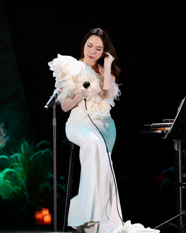 Trong đêm nhạc My Soul 1981 mùa 2 ở TP Hạ Long (Quảng Ninh), Mỹ Tâm nhiều lần nghẹn giọng khi nhắc đến anh H - một người hâm mộ đột ngột qua đời cách đây không lâu. Chị nhờ nhạc sĩ Khắc Hưng song ca, hỗ trợ tiết mục ngẫu hứng này. Hát xong, Mỹ Tâm nhắn nhủ: "Trước mặt người trẻ luôn có một bầu trời rất xanh. Không điều gì chúng ta không thể vượt qua. Chúng ta có tình yêu, hãy yêu bản thân trước sẽ nhận ra xung quanh còn rất nhiều người yêu thương mình". (Theo: Vietnamnet)