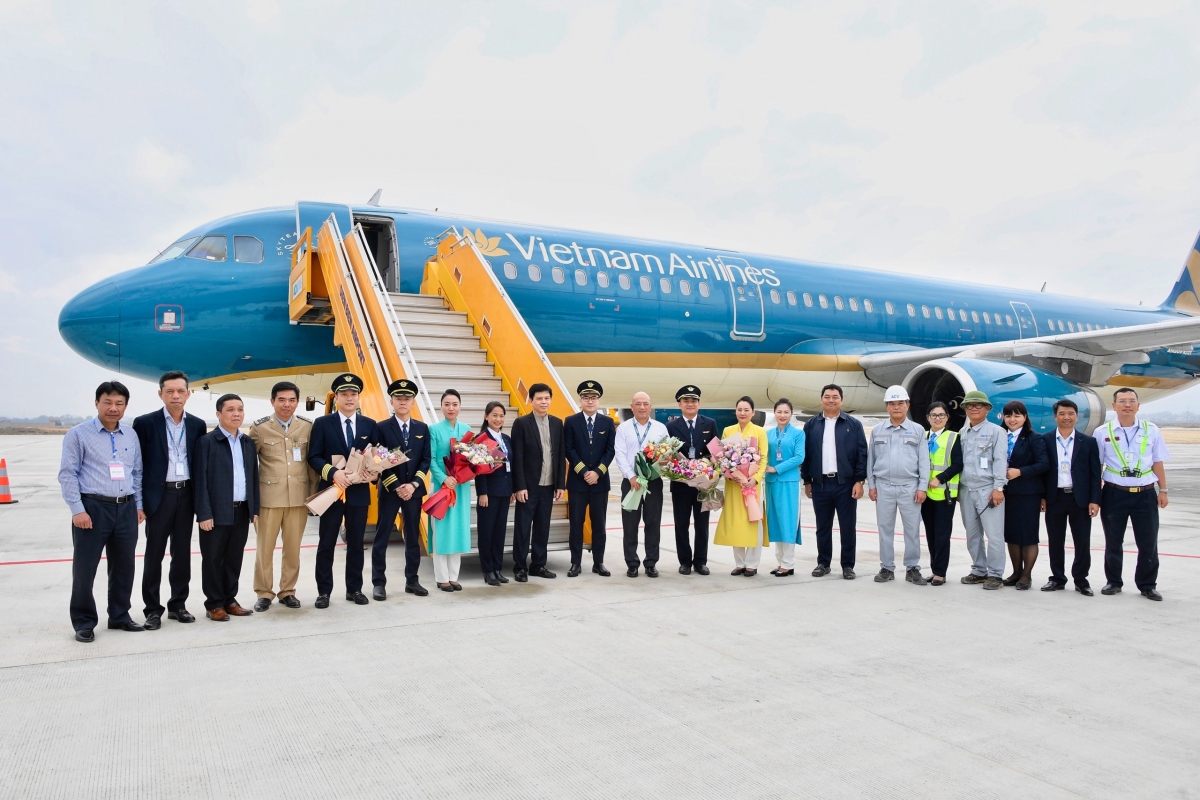 Thứ trưởng Bộ GTVT Lê Anh Tuấn tặng hoa chúc mừng phi hành đoàn thực hiện thành công chuyến bay