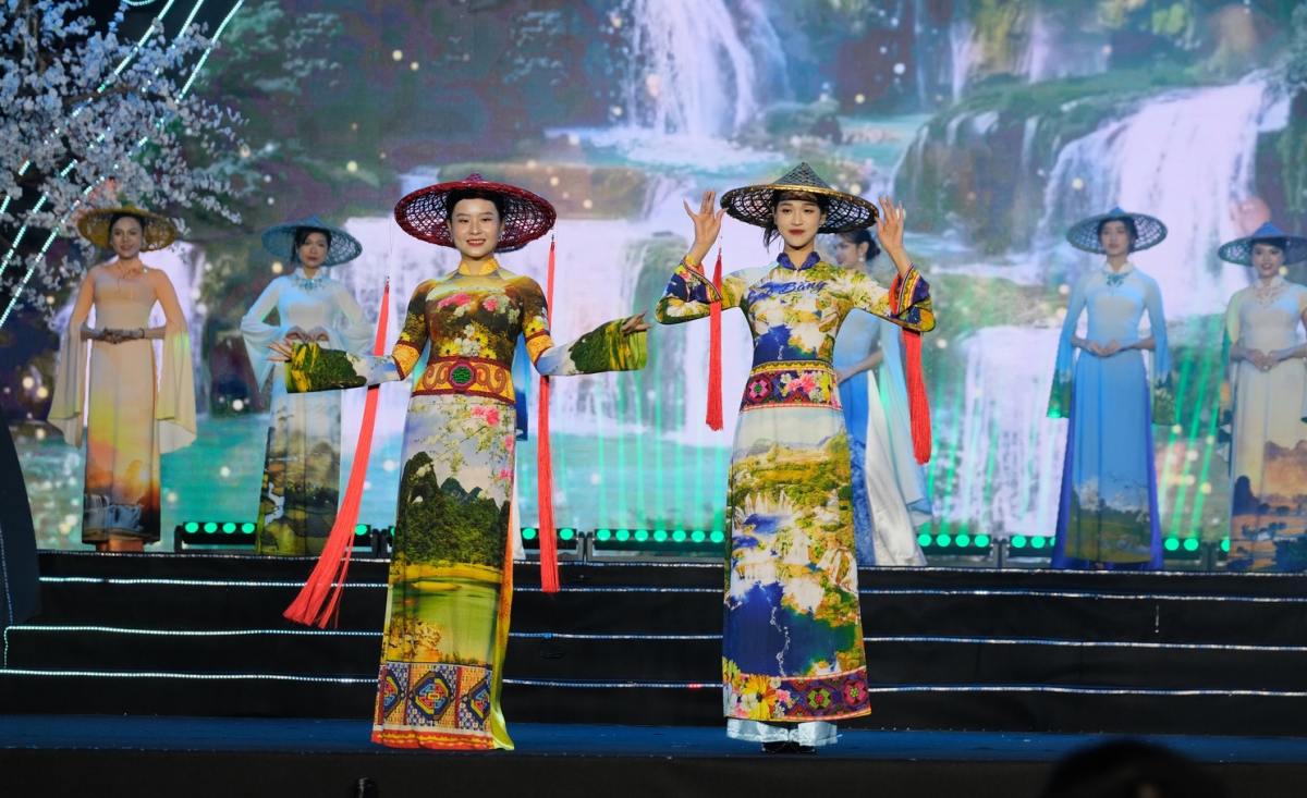 Phần trình diễn áo dài trên nền điệu hát Lượn “Đợi nàng” do NSND Nông Xuân Ái đặt lời Tày và biểu diễn.