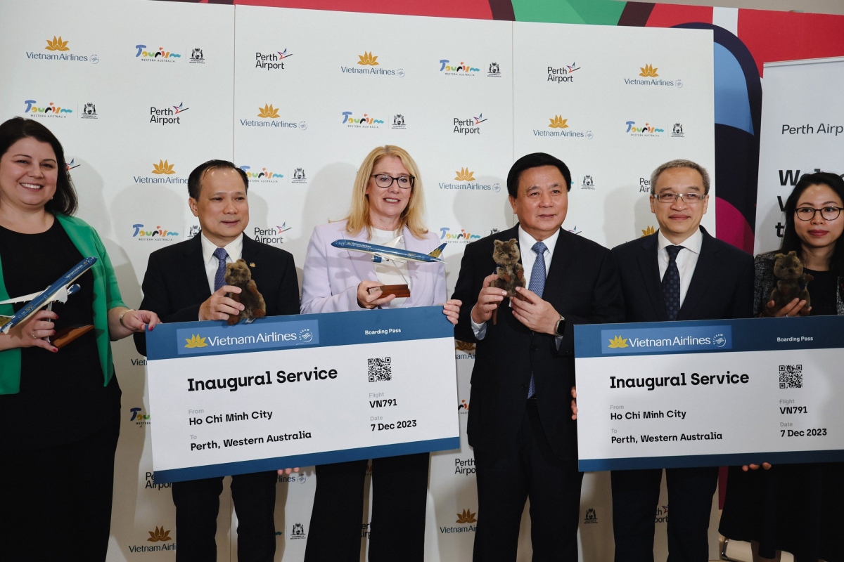 13. Các vị khách quý dự lễ khai trương 