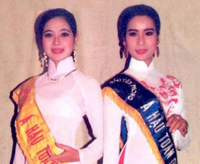 Trịnh Kim Chi sinh năm 1971, từng tốt nghiệp khoa Diễn viên của Đại học Sân khấu Điện ảnh TP. HCM. Năm 1994, cô đăng ký dự thi cuộc thi Hoa hậu Việt Nam và đoạt ngôi vị Á hậu 2. Á hậu 1 khi ấy thuộc về Tô Hương Lan và Hoa hậu Nguyễn Thu Thủy.