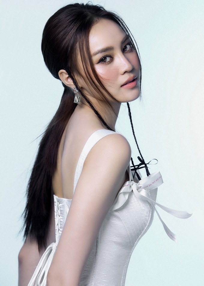 Lan Ngọc thừa nhận hát vẫn dở, nhưng đã biết cách thể hiện đúng nốt nhạc, cảm xúc hơn nhờ được đàn chị hướng dẫn ở show "Đạp gió". "Giọng hát của tôi vẫn dở. Hồi trước, tôi hát kiểu vui nhưng khi vào chương trình đã hiểu hơn về âm nhạc. Tôi biết lý do chỗ này, chỗ kia phải hát như vậy, thể hiện điều gì, là một trải nghiệm tuyệt vời. Tôi không có nhiều thời gian học thanh nhạc trước đó vì lịch tập luyện, quay hình, công việc cá nhân dày đặc. Tôi được các chị rèn giũa trong quá trình thu, đặt vị trí âm thanh cho đúng để phần hát được tròn trịa. Khi nhận lời tham gia show, tôi nghĩ đây cơ hội học hỏi, thử thách cũng như làm mới bản thân. Khán giả thường thấy một Lan Ngọc "sơ hở là hát" ở những game show hay đám cưới của đồng nghiệp thân thiết. Bây giờ, họ thấy tôi hát đàng hoàng là như thế nào", nữ diễn viên tâm sự. (Theo: VnExpress)