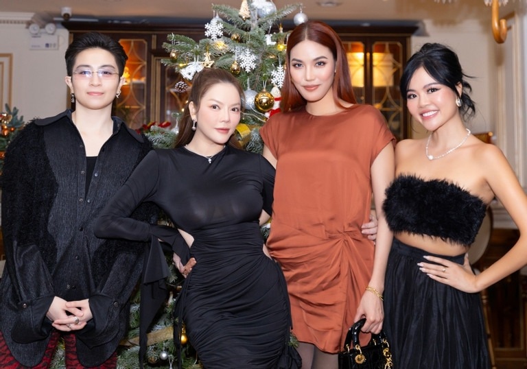 Lý Nhã Kỳ vừa mở tiệc Giáng sinh và chào đón năm mới giữa trung tâm Sài Gòn với những người bạn thân thiết. Đây là sự kiện truyền thống hằng năm do cô tổ chức và trang hoàng lộng lẫy, mang đậm phong cách quý tộc. Người đẹp còn khiến dân tình trầm trồ khi diện váy bó tạo dáng khoe trọn đường cong chữ S. Cô đeo trang sức kim cương 1,8 tỷ tạo điểm nhấn. (Theo: Vietnamnet)