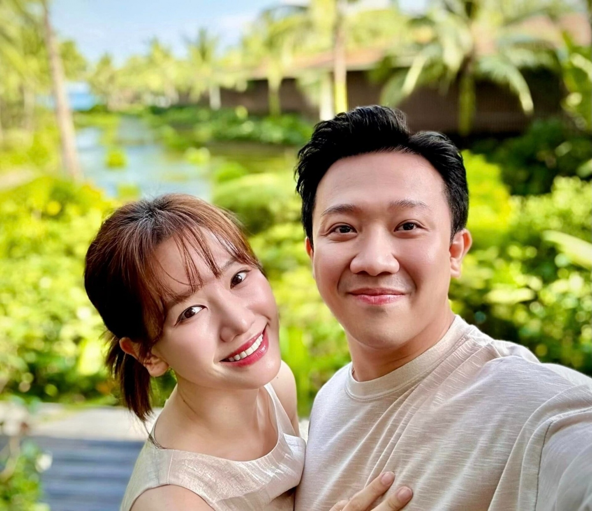 Trấn Thành khoe loạt ảnh cùng bà xã Hari Won đi du lịch Phú Quốc để hâm nóng tình cảm. Vài ngày tới, cả hai sẽ kỷ niệm 7 năm ngày cưới. Được biết chuyến đi còn có sự tham gia của hội bạn thân của nam MC. (Theo: VTC News)