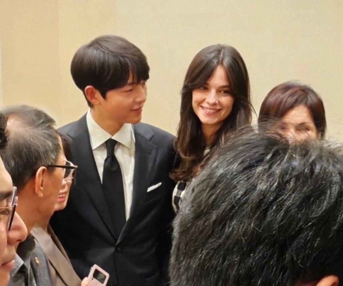 Tài tử xứ Hàn gây chú ý khi xuất hiện cùng vợ và con trai trên đường phố Rome (Italy). Song Joong Ki và bà xã ngoại quốc đón con đầu lòng vào tháng 6 vừa rồi. 
Chiều ý vợ, Song Joong Ki đưa cô về Rome (Italy) dưỡng thai và sinh nở. Khi con trai còn nhỏ, nam diễn viên xứ Hàn không trở về Hàn Quốc, dành trọn vẹn thời gian bên vợ con tại nước ngoài. Tháng 9 vừa rồi, Song Joong Ki một mình trở về Hàn Quốc để tham gia kế hoạch quảng bá dự án mới Hwaran. Ngay khi xong việc, nam diễn viên lại gấp rút quay về Italy để ở bên vợ con. Trước truyền thông Hàn Quốc, Song Joong Ki thừa nhận, kết hôn và có con là những mục tiêu lớn nhất trong cuộc đời anh. (Nguồn: Dân trí)
