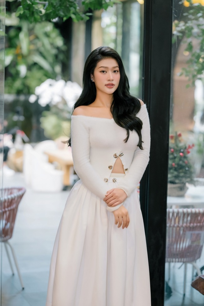 Mới đây, cộng đồng mạng xôn xao chia sẻ hình ảnh được cho là thành tích học tập của Hoa hậu Thiên Ân tại Đại học Greenwich. Đáng chú ý trong danh sách sinh viên không đủ điều kiện thi học kỳ có tên Đoàn Thiên Ân kèm theo mã số sinh viên, tên lớp với số lần nghỉ học lên tới con số 37, chiếm 53% tỷ lệ nghỉ học.Trước những ý kiến trái chiều từ cộng đồng mạng xoay quanh thành tích học tập của mình, Hoa hậu Thiên Ân vẫn giữ im lặng. (Theo: Dân Việt)