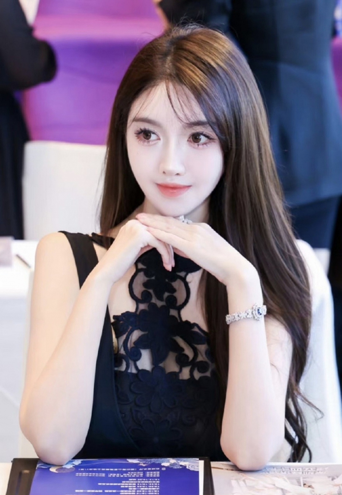 Diệp Kha, bạn gái tin đồn của Huỳnh Hiểu Minh, bất ngờ dính tin đồn là thành viên trong đường dây chân dài săn chồng đại gia. Thông tin này đang là tin tức hàng đầu trên mạng xã hội Trung Quốc. Chuyện tình của Huỳnh Hiểu Minh và hot girl mạng Diệp Kha đang thu hút sự quan tâm của cộng đồng mạng. Được biết, Diệp Kha là chân dài gắn bó với Huỳnh Hiểu Minh sau khi anh ly hôn với nữ diễn viên Angelababy. (Theo: Dân Trí)