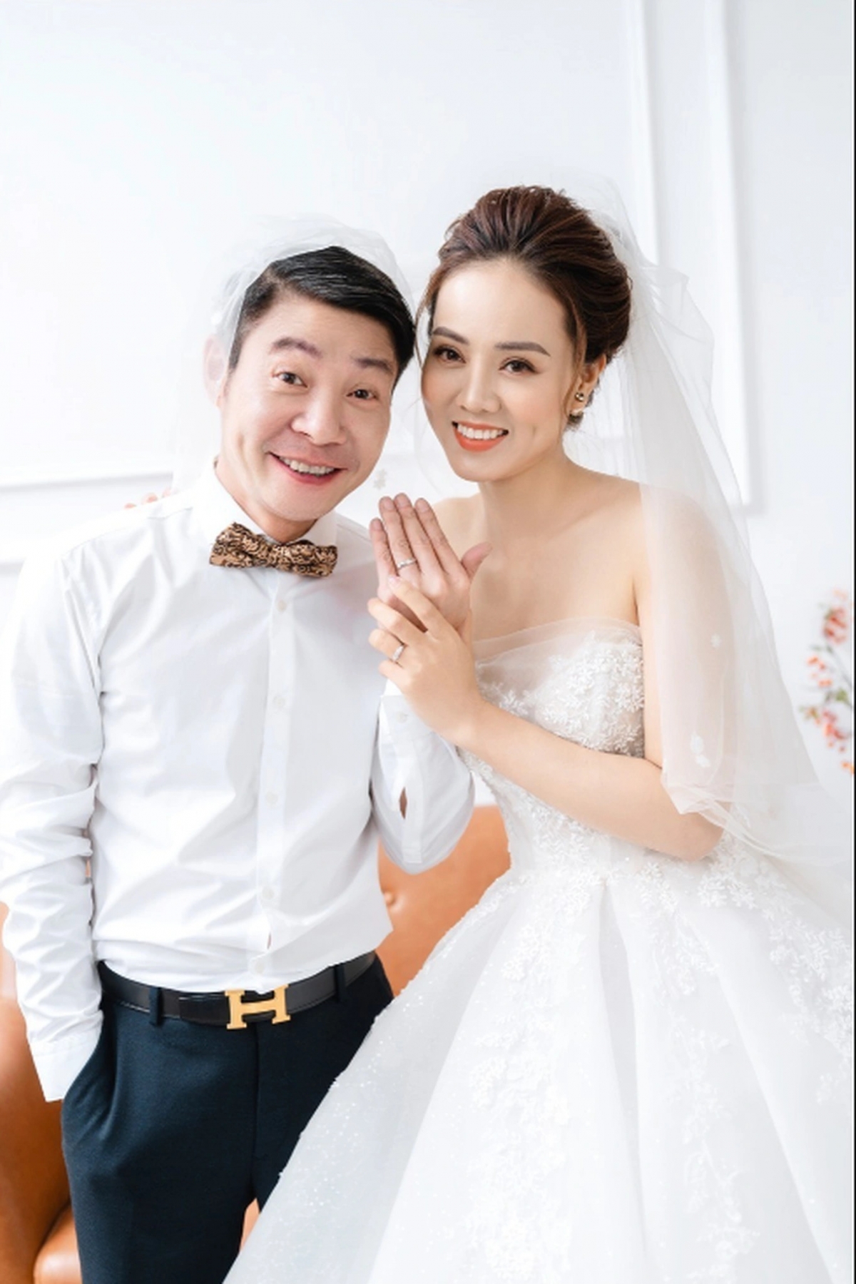 Mới đây, trên trang cá nhân, vợ NSND Công Lý - chị Ngọc Hà Lê có bài chia sẻ gây chú ý và nhận được sự quan tâm của công chúng khi nói về đám cưới cách đây 3 năm. Ngọc Hà Lê cho biết, khoảng thời gian cô và ông xã chuẩn bị đám cưới là "chuyện thật như đùa, chắc chẳng ai tin". Theo đó, vào tháng 12/2020, cô đang ở TPHCM thì nhận được tin nhắn của NSND Công Lý: "đi về sớm để tổ chức đám cưới". Khi đó, Ngọc Hà tưởng anh đang đùa nên không về Hà Nội gấp mà tranh thủ quãng thời gian này để gặp gỡ bạn bè. "Thật ra lúc về, tôi cũng không nghĩ sẽ cưới", cô nói. (Nguồn: Dân trí)