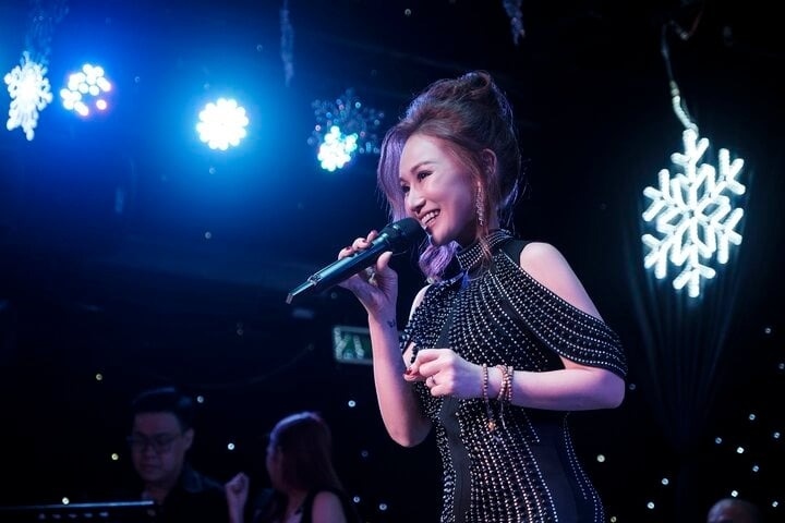 Xuất hiện trong liveshow Ngày trở lại, "Sao Mai" Thu Phượng chia sẻ về hành trình 10 năm chật vật tìm chỗ đứng, xây dựng lại cuộc sống sau khi ly hôn. Nữ ca sĩ cho hay, ngày nhỏ cô lớn lên trong tình yêu thương của cha mẹ, được học Nhạc viện và có những mối tình tuổi trẻ thật đẹp. Biến cố xảy đến khi Thu Phượng 30 tuổi, phải một mình bế con vào Nam sau khi khép lại cuộc hôn nhân vỏn vẹn hai năm. (Theo: VTC News)