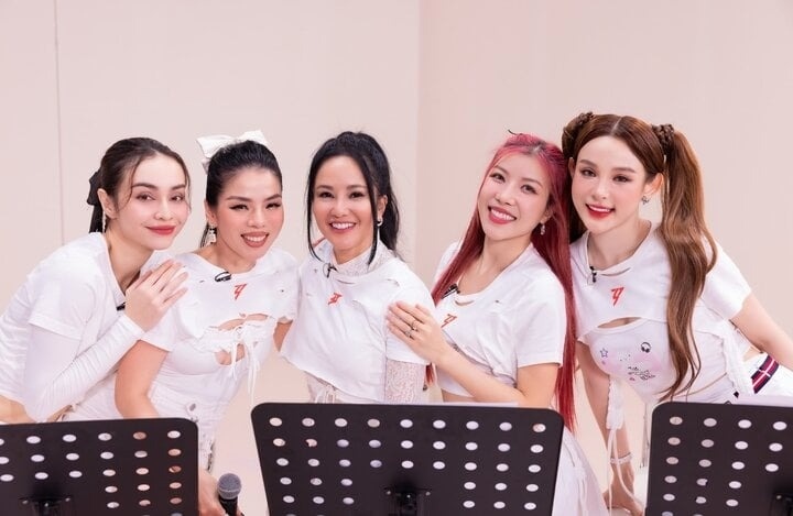 Tâm sự tại "Chị đẹp đạp gió rẽ sóng", diva Hồng Nhung chia sẻ câu chuyện bị các con nhắc nhở vì mải mê công việc, không dành thời gian cho con."Khi về nhà, các con chạy đến muốn chơi với mẹ sau khoảng thời gian dài không gặp. Tôi đã phải nói "xin lỗi con, mẹ kiệt sức cần phải nghỉ ngơi". Khi nghe lời nói của mẹ, các con trách móc sao mẹ cứ đi suốt ngày vậy", nữ diva kể. (Theo: VTC News)