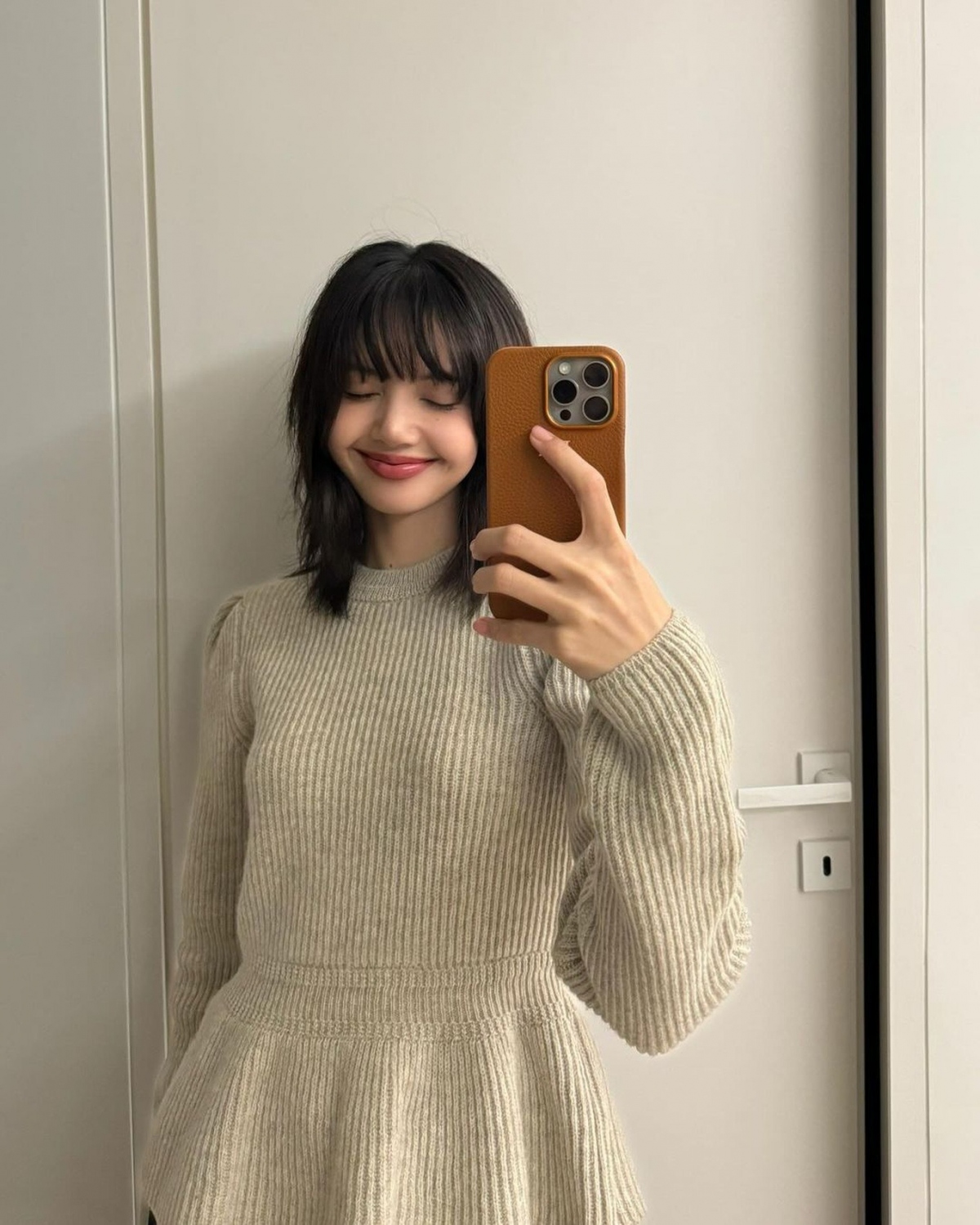Tính tới ngày 25/12, tài khoản Instagram của Lisa (thành viên Blackpink) đã đạt con số 100 triệu lượt người theo dõi. Với con số trên, Lisa đang là nghệ sĩ Kpop (nhạc trẻ xứ Hàn) đầu tiên giữ kỷ lục về lượng người theo dõi trên Instagram. (Theo: Dân Trí)