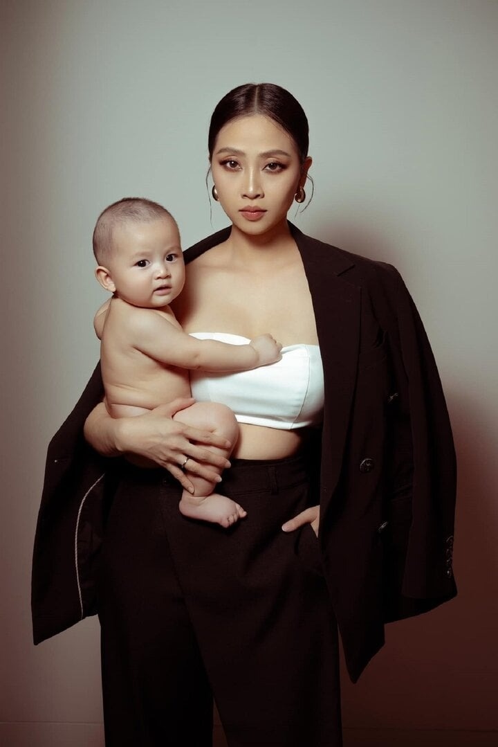 MC Liêu Hà Trinh cho hay, cô đã phải "đấu tranh tâm lý" rất nhiều mới có thể quay lại làm việc sau khi sinh con trai đầu lòng: "Tôi đã dành 2 năm để mang thai và tập trung cho gia đình, nên khi quay trở lại với công việc cũng phải đấu tranh tâm lý khá nhiều. Tôi lo lắng về nhiều vấn đề: Không thể toàn tâm toàn ý ở với con, sức khỏe chưa sẵn sàng, nhan sắc chưa hoàn thiện, không thể vừa tập trung ở bên cạnh bảo bọc con, tận hưởng những khoảnh khắc tuổi thơ ít ỏi của con…Việc sắp xếp thời gian để vừa cân bằng công việc, vừa chăm sóc con là áp lực lớn nhất với tôi. May mắn vì tôi có gia đình luôn bên cạnh và hỗ trợ, đặc biệt là mẹ chồng và chồng". (Theo: VTC News)