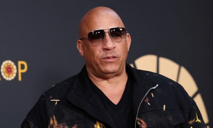 Tài tử Vin Diesel bị cáo buộc quấy rối tình dục trợ lý cũ năm 2010 trong khi ghi hình ''Fast Five''. Theo Vanity Fair ngày 22/12, Asta đệ đơn kiện tại Los Angeles, cho biết Vin Diesel từng tấn công tình dục cô tại khách sạn ở Atlanta. Theo đơn, diễn viên yêu cầu trợ lý đợi trong phòng của anh và ngay khi những người khác rời đi, anh đã nắm cổ tay kéo cô xuống giường, sờ soạng và hôn ngực. (Theo: VnExpress)