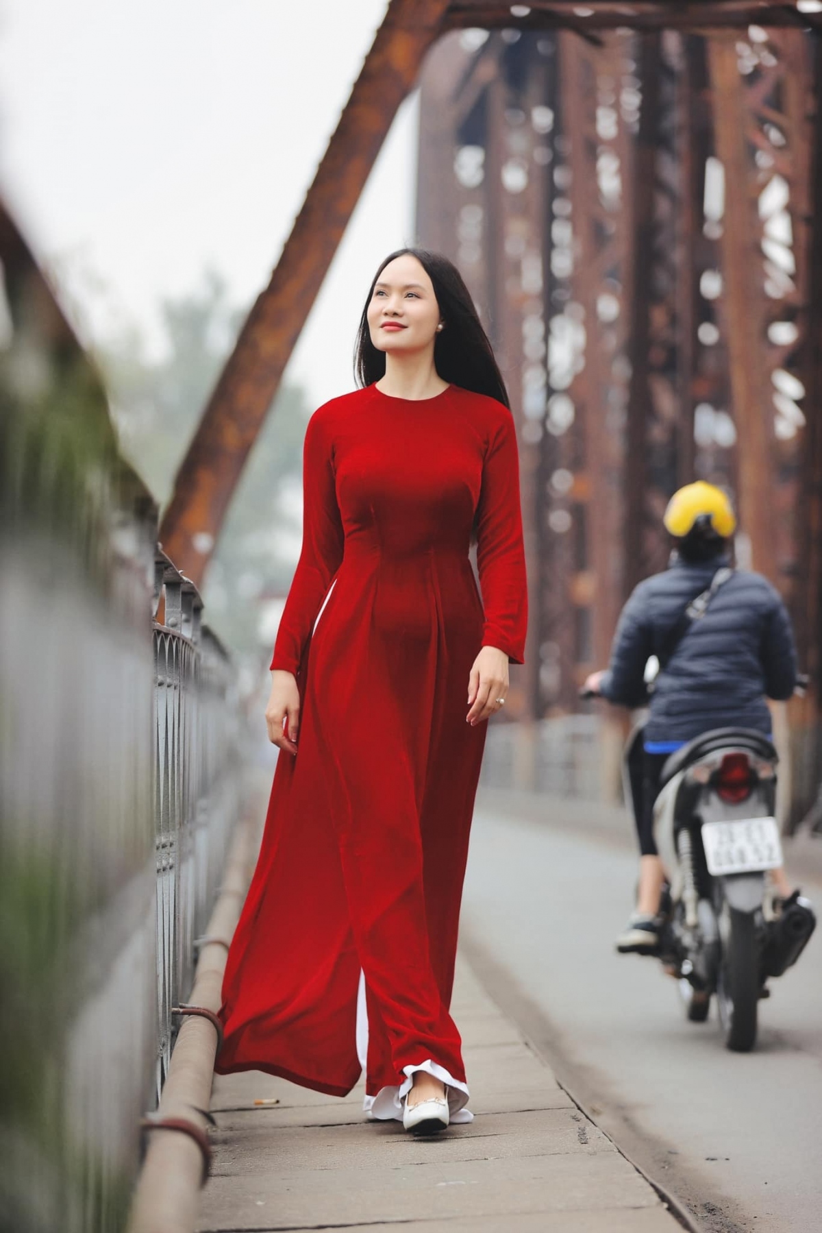 "Tôi chỉ nhớ có thời điểm mình hát từ sáng đến tối, trưa chỉ kịp lót dạ bát phở rồi đi hát tiếp, đi nhiều đến nỗi gãy cả gót giày và ngày hôm sau đi mua được kha khá vàng. Một suất hát, cát-sê mua được một chỉ vàng. Ngày tôi hát nhiều nhất là 6-7 suất. Cát-sê đi hát gần như tôi để may quần áo. Mỗi ngày một bộ đồ diễn mới. Mỗi bộ đồ có giá tới 2 chỉ vàng", Mai Hoa chia sẻ.