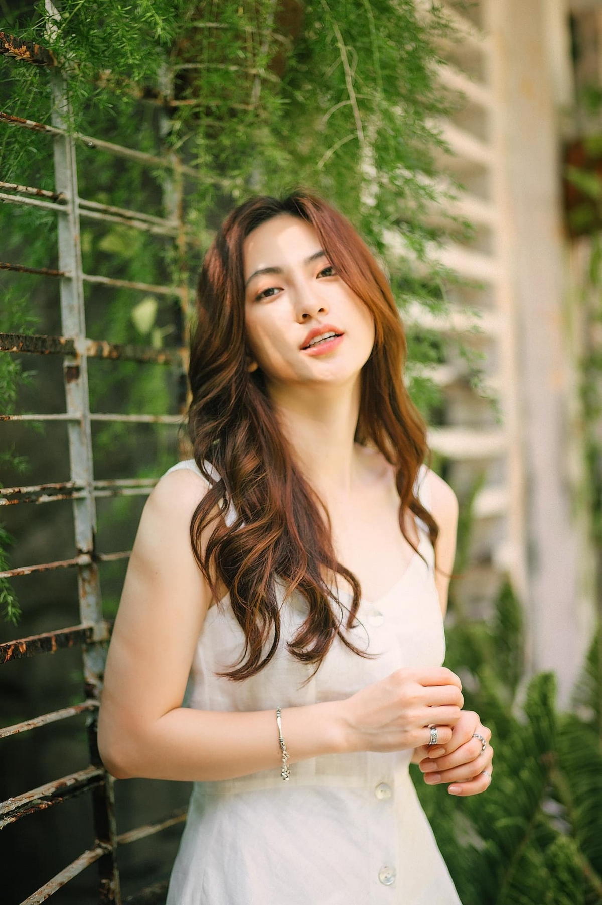 Mới đây, Phương Anh Đào gây chú ý khi được Trấn Thành giao vai nữ chính trong phim điện ảnh "Mai" chiếu vào dịp Tết Nguyên đán 2024. Trước đó, nữ diễn viên liên tục được các đạo diễn tin tưởng, "chọn mặt gửi vàng" vào vai chính trong các phim điện ảnh: "Nhắm mắt thấy mùa hè", "Chàng vợ của em", "Bằng chứng vô hình", "Vô diện sát nhân"... và gần đây nhất là "Chiếm đoạt". uy vậy, đến nay, khả năng diễn xuất của Phương Anh Đào vẫn vướng nhiều tranh cãi. Có người khen ngợi cô chỉn chu trong từng vai diễn nhưng cũng có không ít người đánh giá cô "một màu", diễn xuất chưa gây bùng nổ. (Theo: Dân Trí)