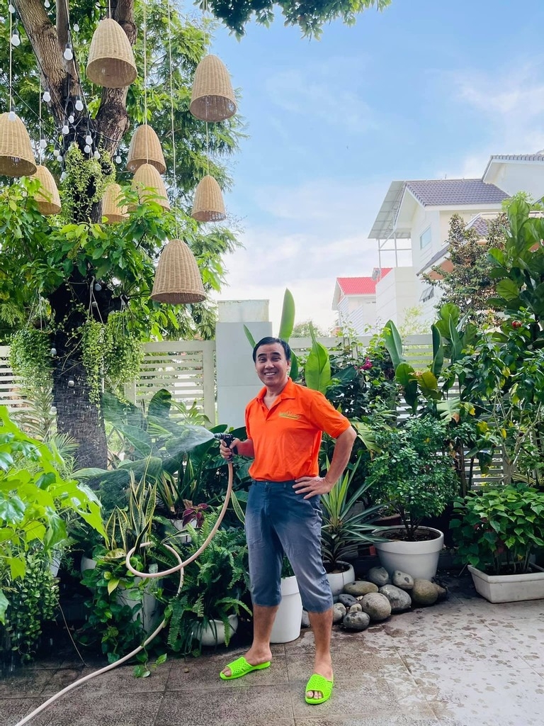 Vợ chồng Quyền Linh hiện sống tại căn biệt thự có sân vườn, rộng 500m2, nằm ở khu dân cư Phước Kiểng, quận 7, TPHCM. Giá trị căn biệt thự ước tính lên tới 21 tỷ đồng. Gia đình anh chuyển về sống tại căn biệt thự này từ năm 2012. (Theo: Vietnamnet)