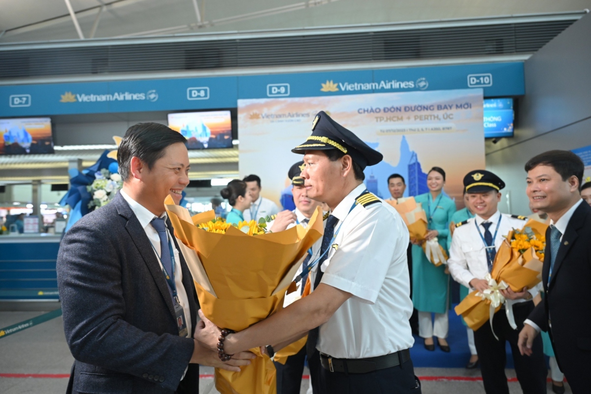 Đại diện Vietnam Airlines tặng hoa cho phi hành đoàn