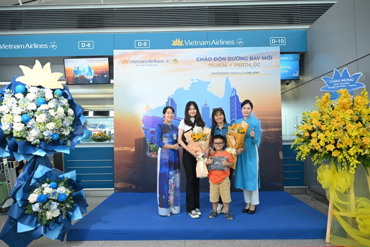 Các hành khách đi chuyến bay VN791 nhận hoa và quà lưu niệm của Vietnam Airlines