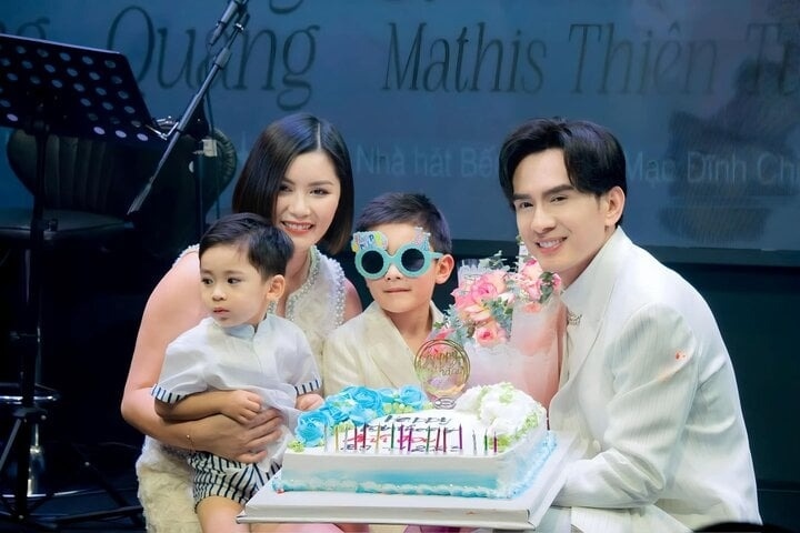 Ca sĩ Đan Trường vừa chia sẻ loạt ảnh trong ngày sinh nhật của mình. Nam ca sĩ đã tổ chức đêm nhạc hoành tráng để chung vui cùng người hâm mộ trong ngày đặc biệt này. Đáng chú ý, cả vợ cũ và con trai cũng về nước mừng tuổi mới cho anh. Khung ảnh vui vẻ của cả gia đình khiến nhiều người thích thú. (Theo: VTC News)