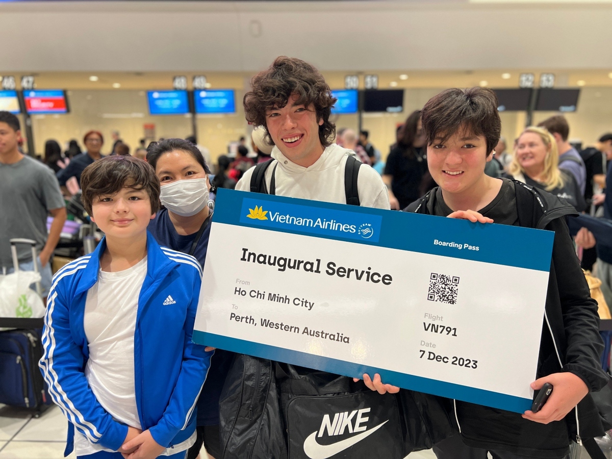 Hành khách háo hức khởi hành chuyến bay đi TP.HCM. (1)