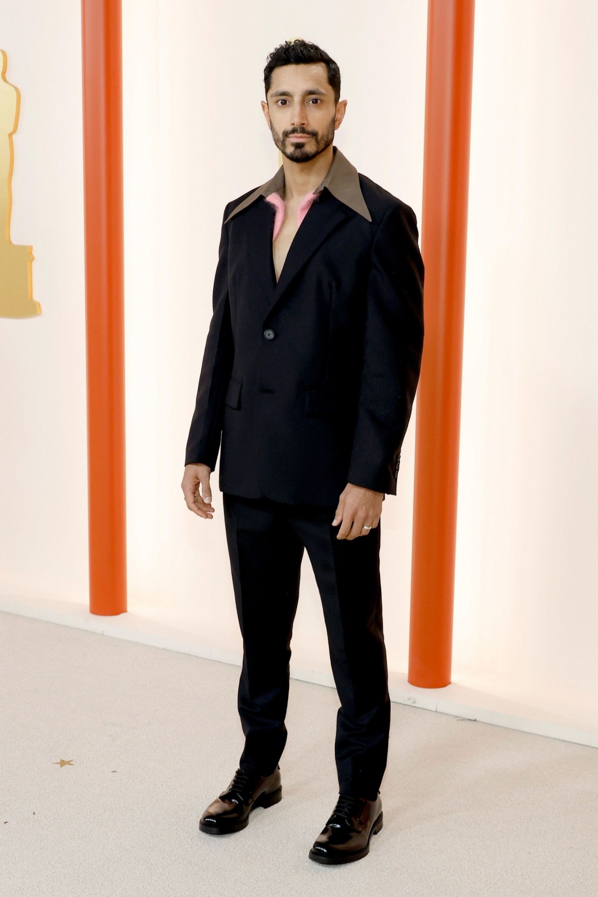 Riz Ahmed đã mang đến một đẳng cấp bậc thầy phong cách thời trang với bộ đồ vest vui tươi nằm trong bộ sưu tập Thu Đông 2023 của Prada