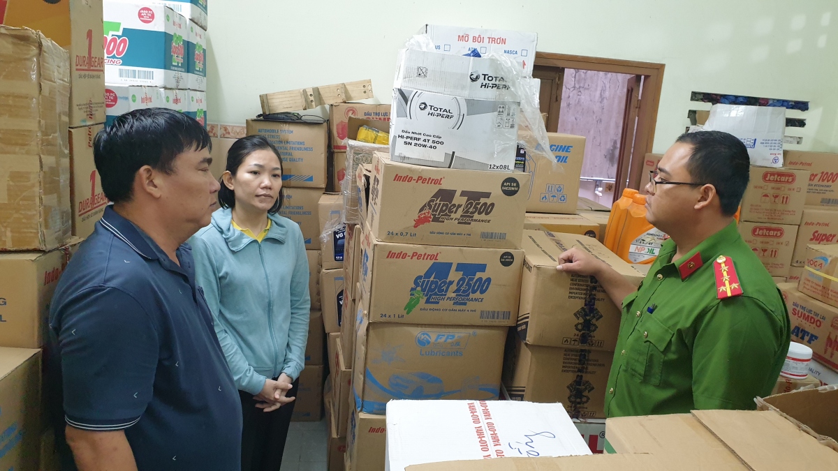 Công an khám xét nơi sản xuất buôn bán dầu nhớt giả của các đối tượng . (Ảnh: Công an tỉnh Phú Yên cung cấp).
