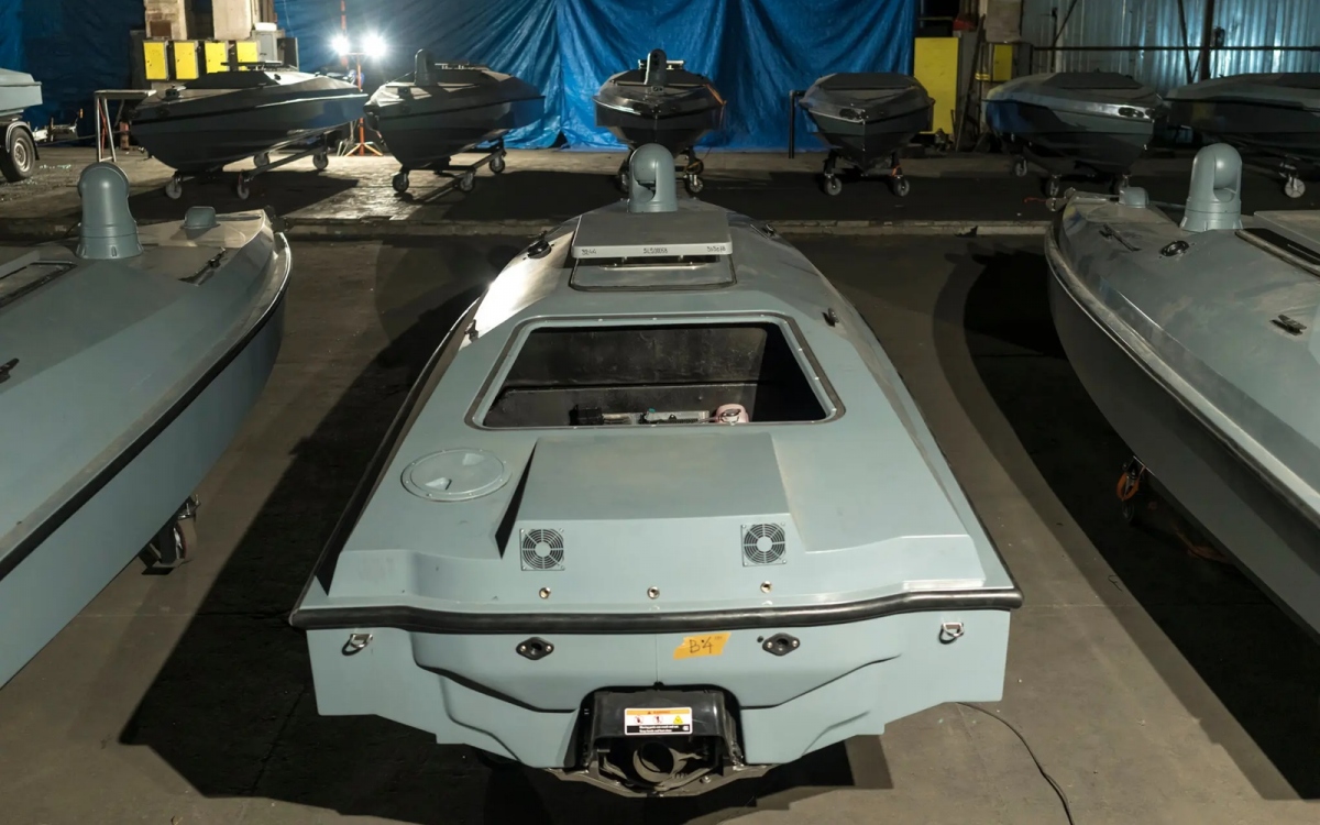 Các USV biển của Ukraine ở trong kho. Ảnh: Nytimes.