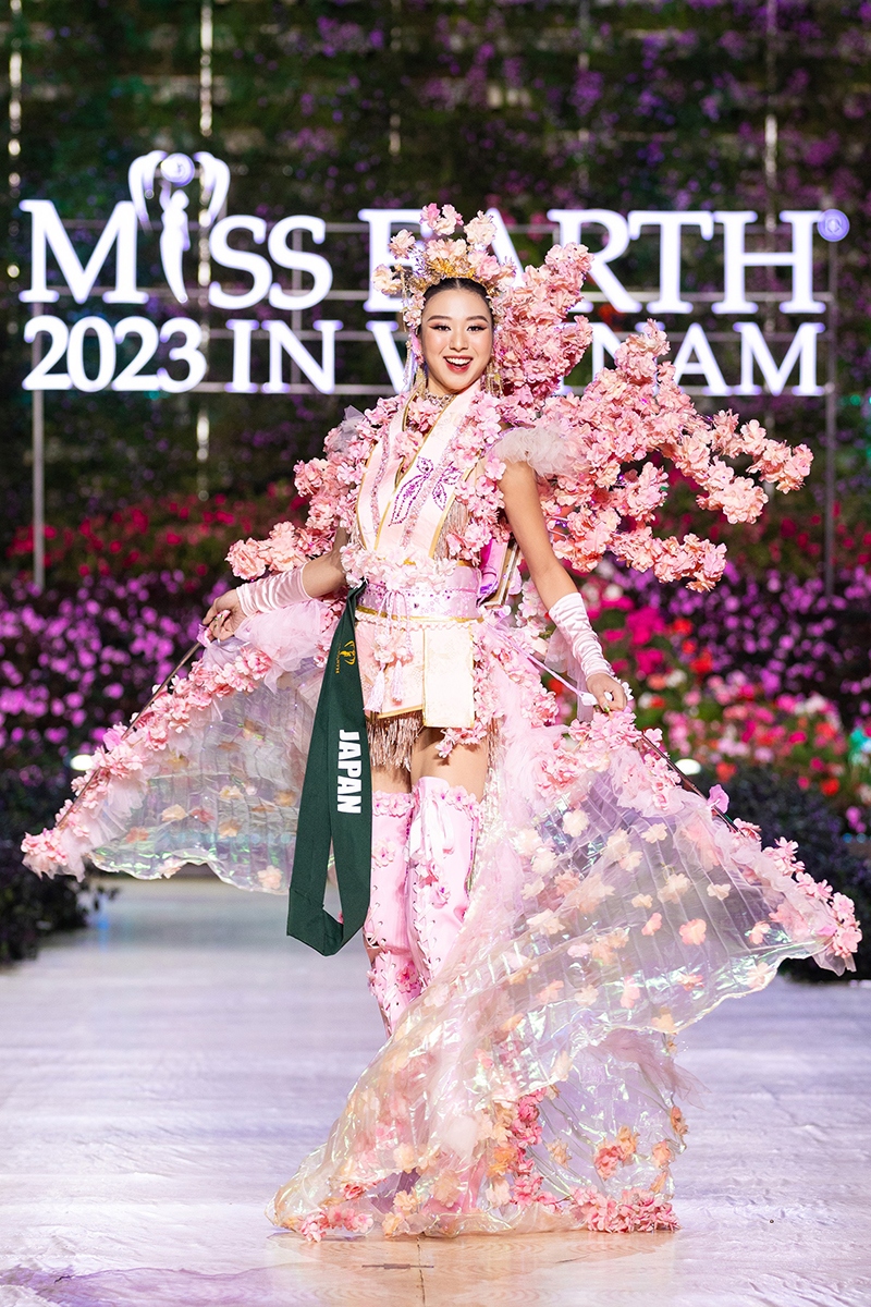 Cuộc thi Miss Earth 2023 với thông điệp “Unique Bonds - One Planet” (tạm dịch: Cùng hành động vì một Trái đất mãi xanh) diễn ra tại Việt Nam, với sự tham gia của 90 người đẹp đến từ khắp nơi trên thế giới để tranh tài.
