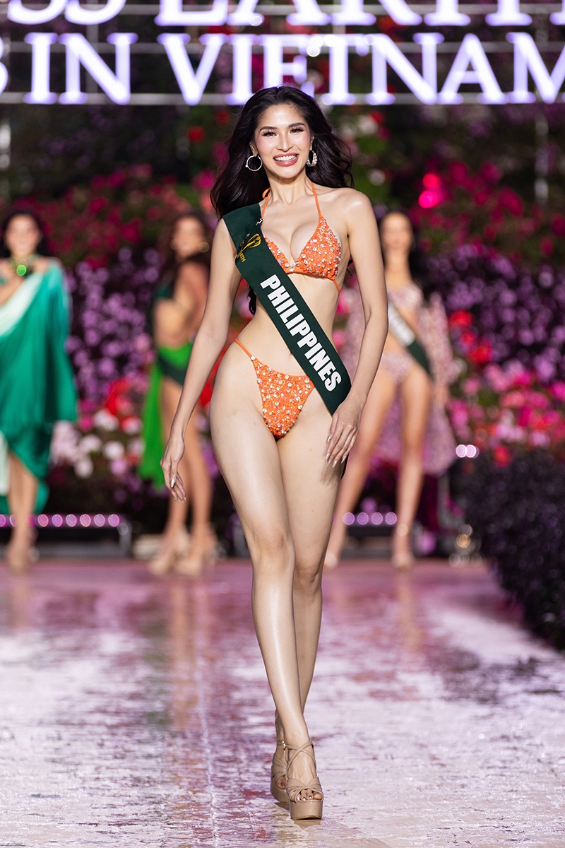 Miss Earth Philippines và Brazil là hai trong những thí sinh có phần trình diễn ấn tượng nhất nhờ sở hữu body săn chắc, nóng bỏng cùng với kỹ năng catwalk điêu luyện.
