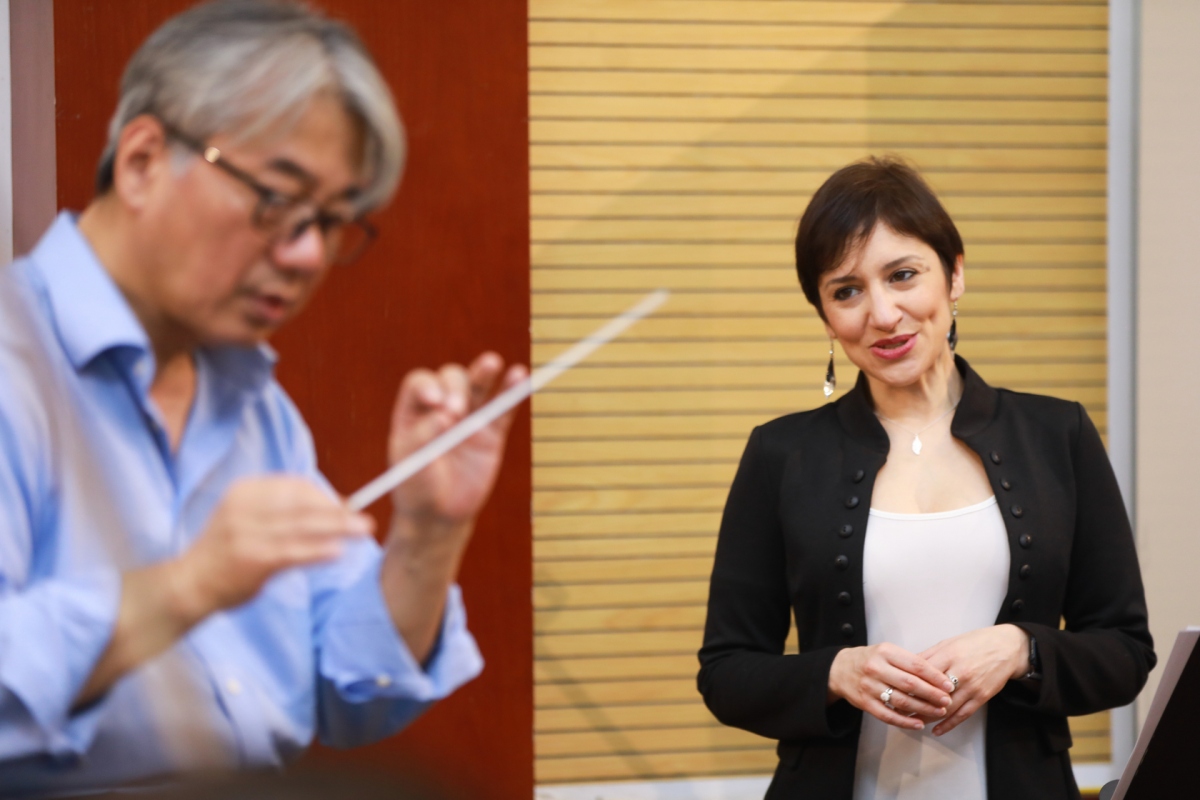 Angela Nisi sẽ biểu diễn "O mio babbino caro - Ôi cha yêu của con" (Trích từ vở opera Gianni Schicchi) và "Sì, mi chiamano Mimì - Vâng họ gọi tôi là Mimi".