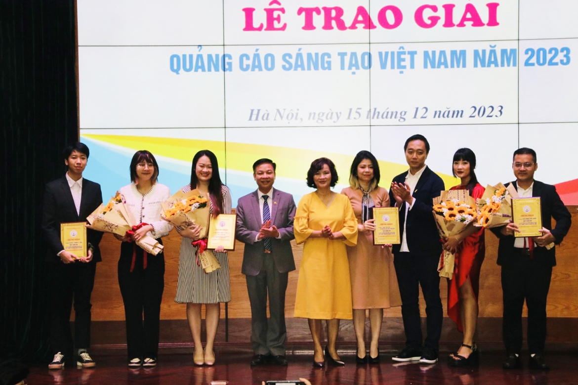 Tác giả của các tác phẩm đạt Giải thưởng Quảng cáo sáng tạo Việt Nam 2023 nhận giải thưởng từ Ban Tổ chức