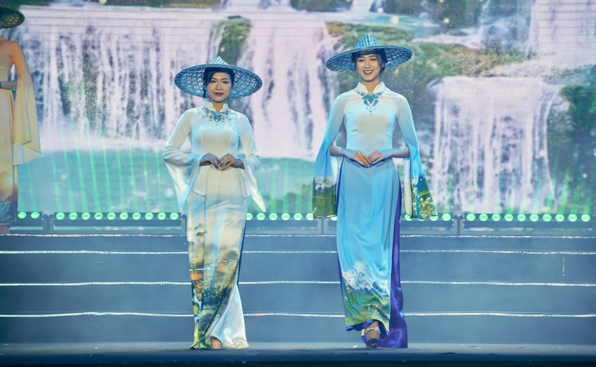 Vốn là một trong những nhà thiết kế áo dài thành công trong việc kết hợp giữa di sản, kiến trúc, văn hoá với chất liệu thời trang, Vũ Thảo Giang cho thấy sự sáng tạo, thổi hồn đồng điệu trong các thiết kế khi kết hợp hài hoà thể hiện vẻ đẹp của non nước Cao Bằng. 
