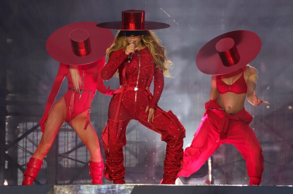 Beyoncé biểu diễn trên sân khấu trong "Renaissance World Tour".