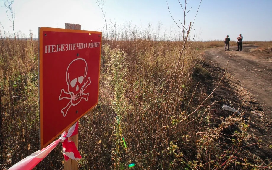 Một bãi mìn tại Kharkov với tấm biển cảnh báo nguy hiểm. Ảnh: Ukrinform.