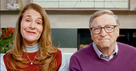 Sau cuộc ly hôn năm 2021 của Bill Gates và Melinda French Gates, ông được cho là đã chuyển số cổ phiếu trị giá 6,3 tỷ USD sang tên cho Melinda. ông Gates và bà Melinda French Gates ly hôn vào năm 2021 sau 27 năm chung sống.
Cuối năm 2021, ông Gates cũng đã viết trên blog: "Tôi không thể phủ nhận rằng đó là một năm rất buồn đối với cá nhân tôi". Hiện nay, cả hai ông bà tiếp tục làm việc cùng nhau trong các nỗ lực từ thiện thông qua Quỹ Bill &amp; Melinda Gates. "Melinda và tôi tiếp tục điều hành quỹ của mình cùng nhau và đã tìm thấy một nhịp điệu làm việc mới tốt đẹp", ông Gates viết.
Bà Melinda French Gates từng chia sẻ về vụ ly hôn: "Đó không phải là một khoảnh khắc hay một điều cụ thể đã xảy ra. Đã đến một thời điểm khi có quá nhiều thứ ở đó, tôi nhận ra rằng chúng không tốt cho sức khỏe và tôi không thể tin tưởng vào những gì chúng tôi có".