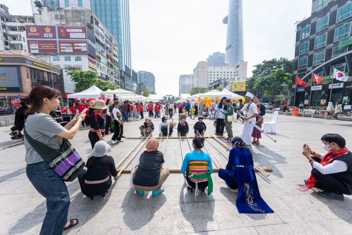 Các trò chơi dân gian Việt Nam tại Lễ hội BridgeFest 2023 (ảnh: BTC)