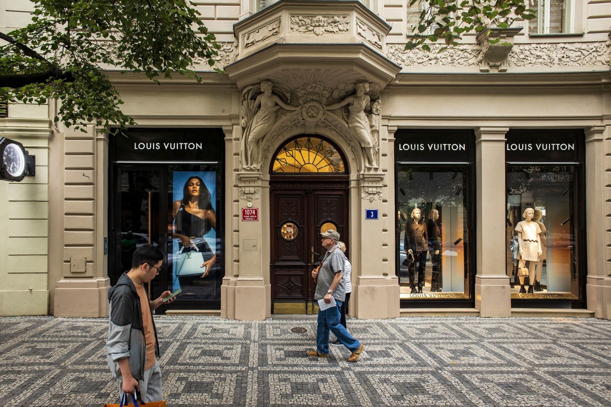 Người đi bộ đi ngang qua một cửa hàng sang trọng của Louis Vuitton trên đường Parizska ở Praha, Cộng hòa Séc