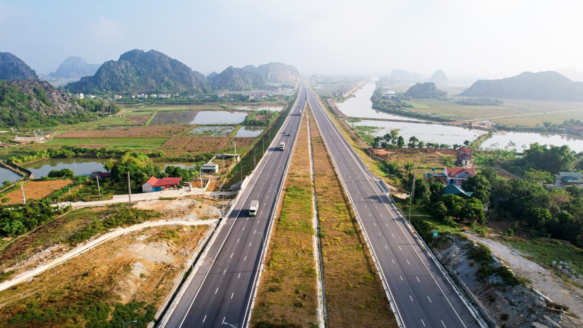 Chỉ trong nửa nhiệm kỳ qua, gần 600 km đường cao tốc đã được đưa vào khai thác, nâng tổng số đường cao tốc của nước ta đến nay lên 1.729 km.