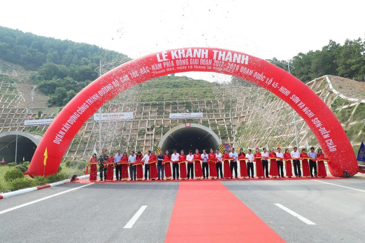 Phó Thủ tướng Trần Hồng Hà và các đại biểu cắt băng thông xe cao tốc Bắc-Nam đoạn Quốc lộ 45-Nghi Sơn.