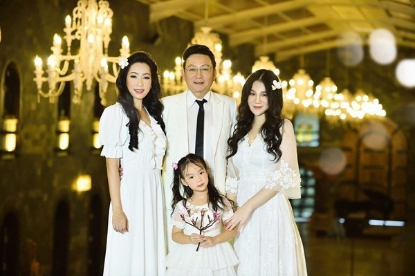 Hiện tại, vợ chồng Trịnh Kim Chi đang tận hưởng những tháng ngày bình yên, hạnh phúc cùng hai con gái tại TP.HCM.