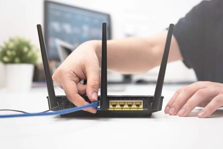 Hãy đảm bảo router luôn được kết nối nguồn điện khi bạn vắng nhà. (Ảnh: Getty Images)