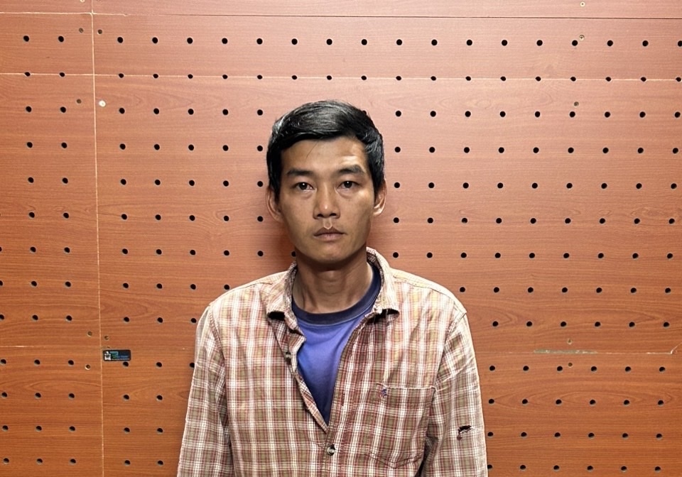 Đối tượng Bùi Thanh Tình tại cơ quan Công an. (Ảnh: Công an cung cấp)