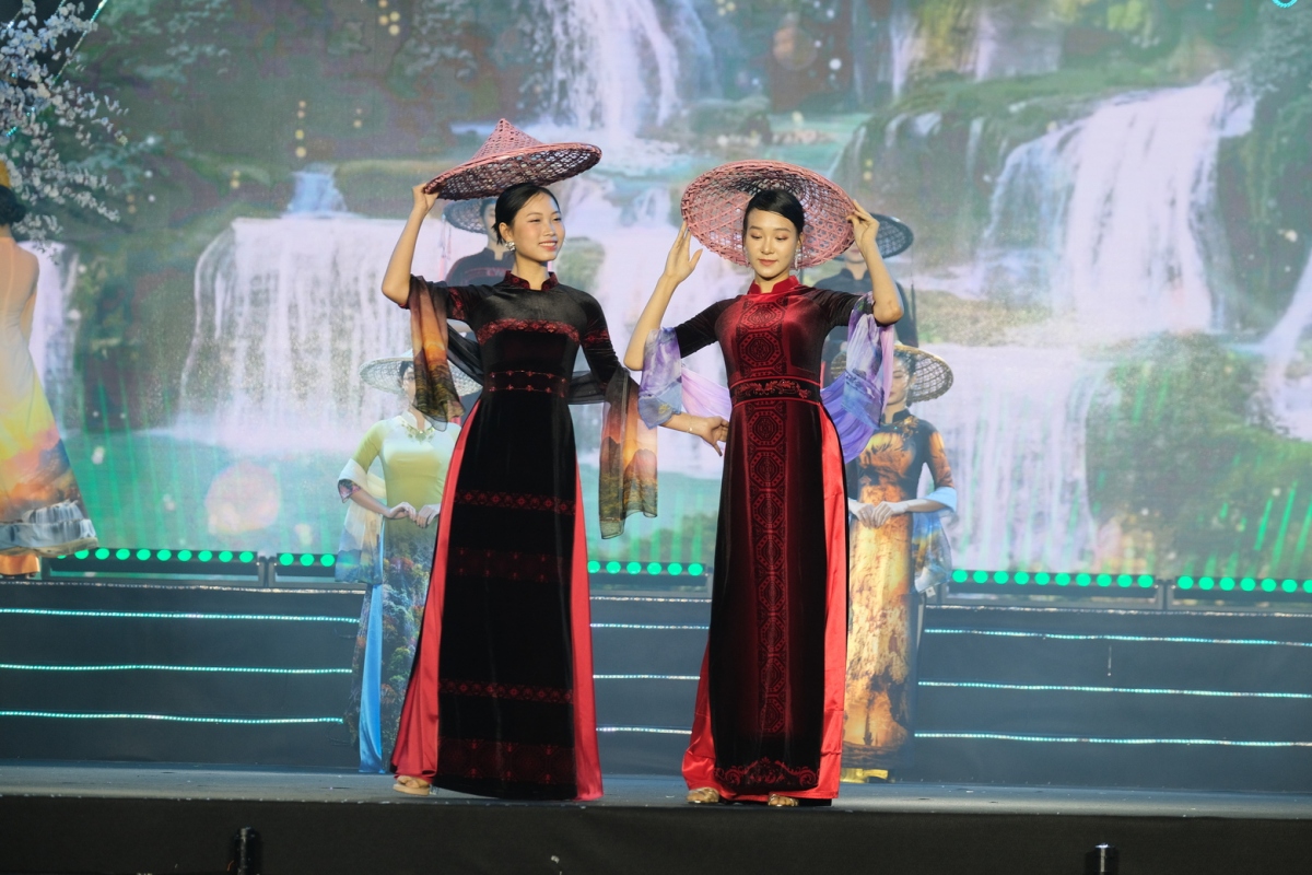  Nhà thiết kế người Tày thực hiện với mong muốn giữ gìn và phát huy hơn nữa những giá trị văn hoá truyền thống, các di sản văn hoá đậm đà bản sắc dân tộc của Cao Bằng.