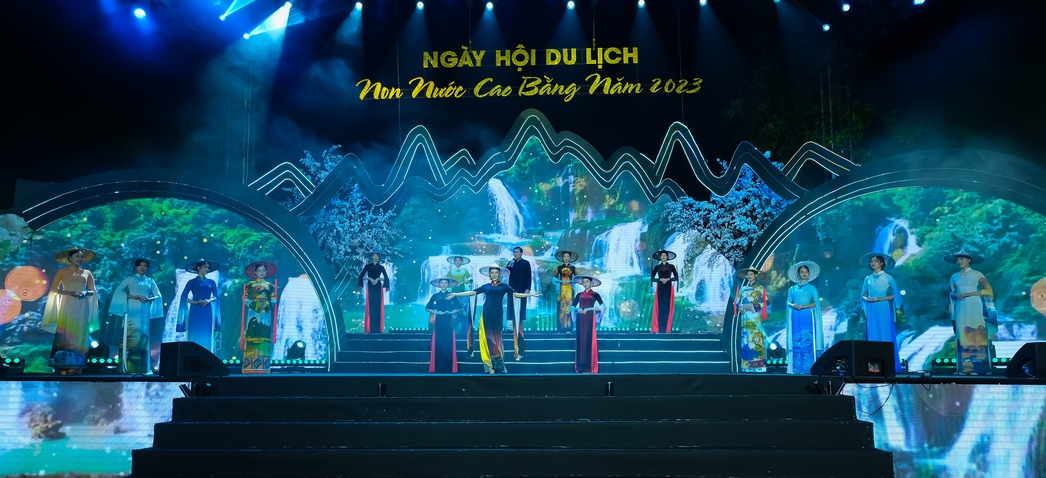 Trong Ngày hội Du lịch Non nước Cao Bằng năm 2023 với chủ đề “Non nước Cao Bằng - Xứ sở thần tiên” vừa diễn ra tại phố đi bộ Hoàn Kiếm, khán giả đã được thưởng thức những thiết kế áo dài thổ cẩm đầy sáng tạo.